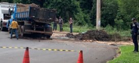 Caminhão carregado com entulho tomba na Odorindo Perenha, em Araçatuba