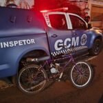GCM aborda adolescentes em bicicleta motorizada irregular no centro de Birigui