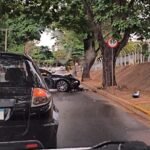 Empresário perde controle de BMW e bate contra árvore em Araçatuba