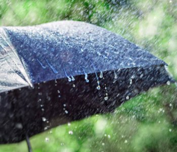 lluvia-en-el-fondo-del-paraguas-pronostico-del-tiempo-y-concepto-de-medio-ambiente.jpg