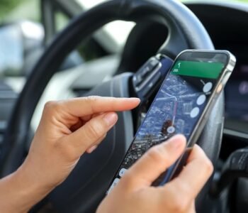 mao-de-motorista-feminina-segurando-um-telefone-com-navegador-de-interface-em-uma-tela_169016-38729.jpg