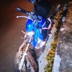 Motociclista de 61 anos fica gravemente ferido após colidir contra canteiro central em Birigui
