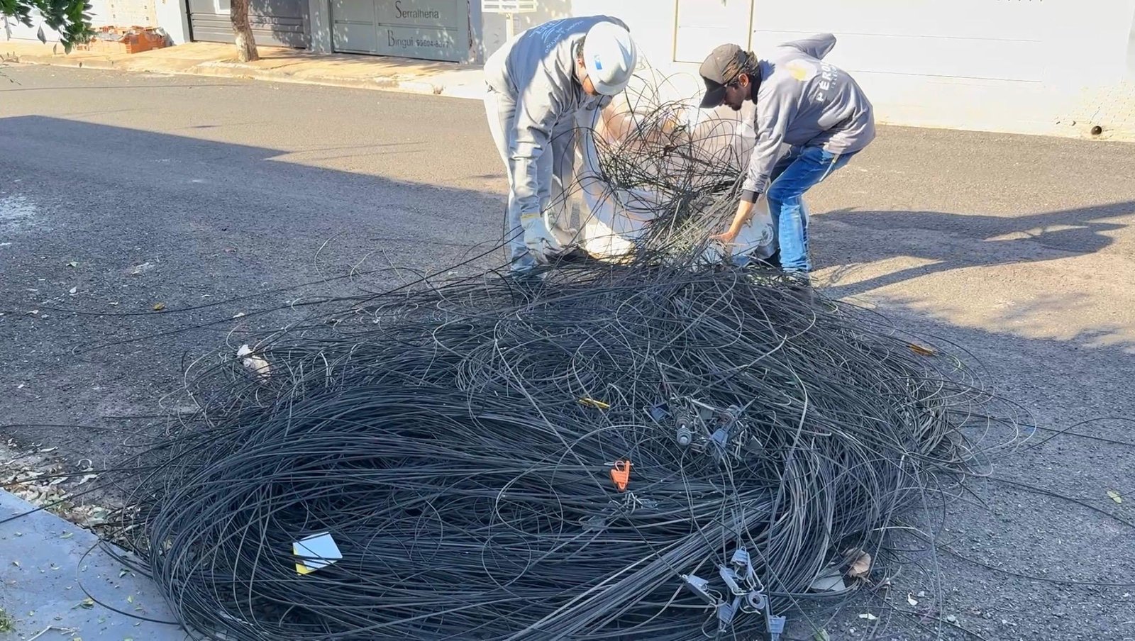 Operação "Fio Solto" retira uma tonelada de cabos irregulares no bairro Birigui I