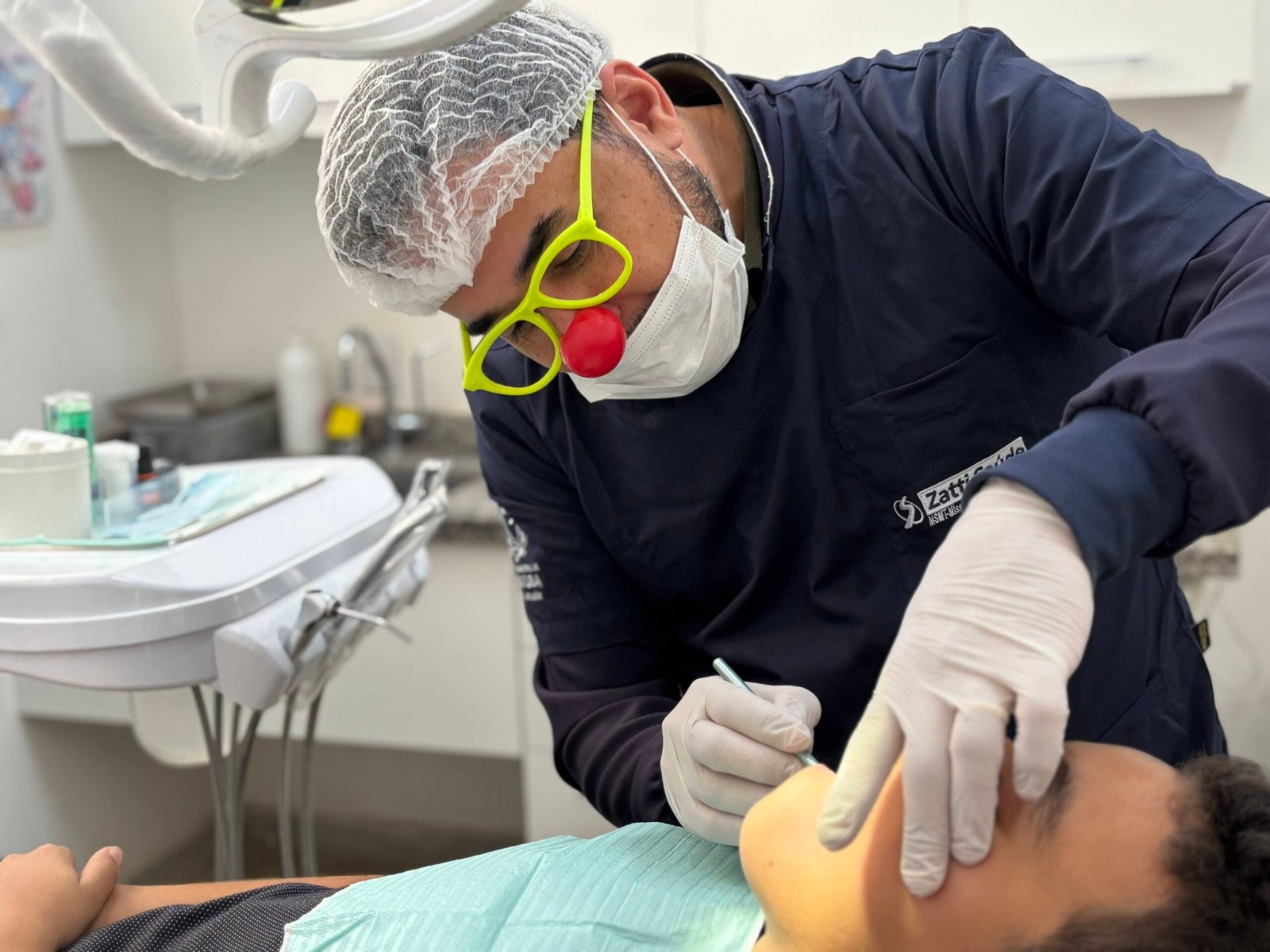 Dentista da UBS Umuarama II usa nariz de palhaço para acolher pacientes em Araçatuba