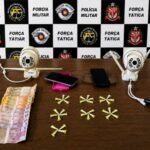 Homem tenta fugir da Força Tática, dispensa drogas, mas acaba preso por tráfico em Birigui