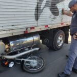 Motociclista de 18 anos sofre fraturas nas duas pernas após colisão com caminhão em Birigui