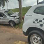 Motorista fica ferido após perder o controle de EcoSport e bater contra poste em Birigui