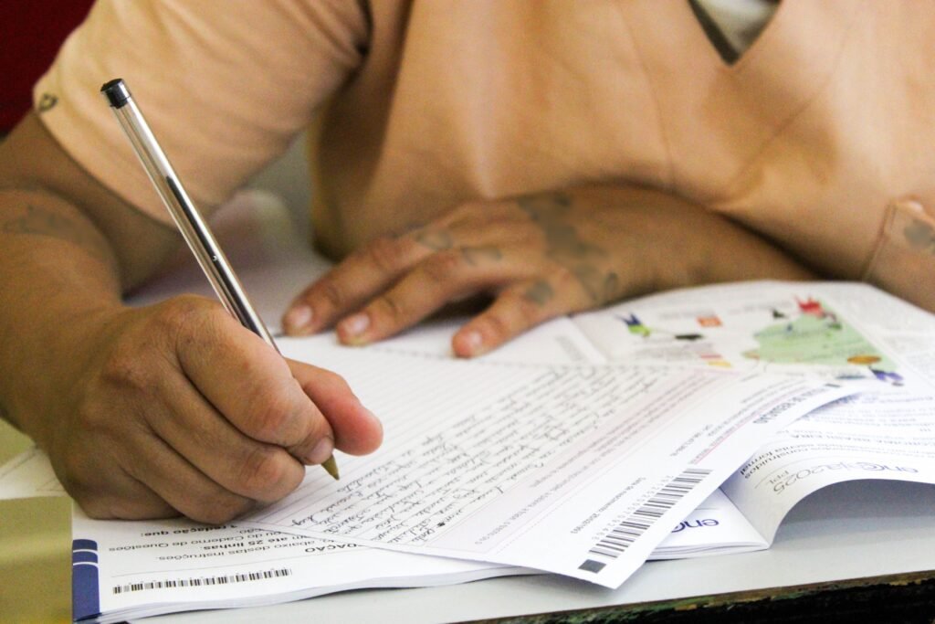 O Encceja PPL proporciona aos presos a oportunidade de obter a certificação no Ensino Fundamental ou Médio