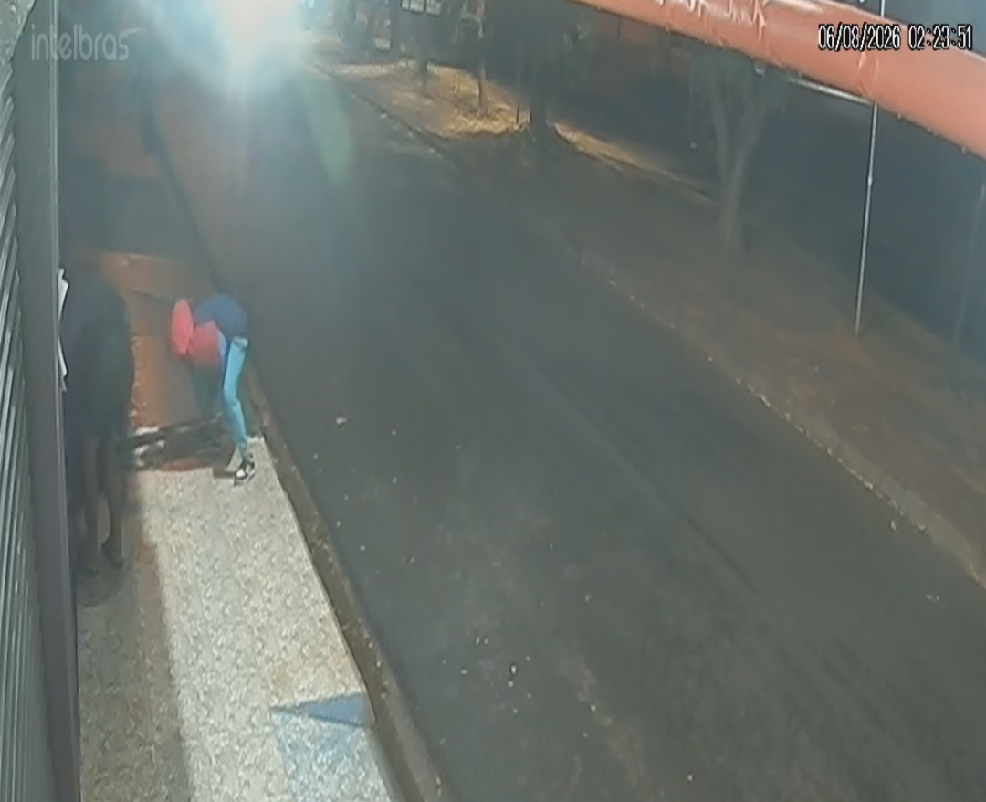 Câmeras flagram terceira tentativa de furto a loja de eletrônicos no Monte Líbano, em Birigui