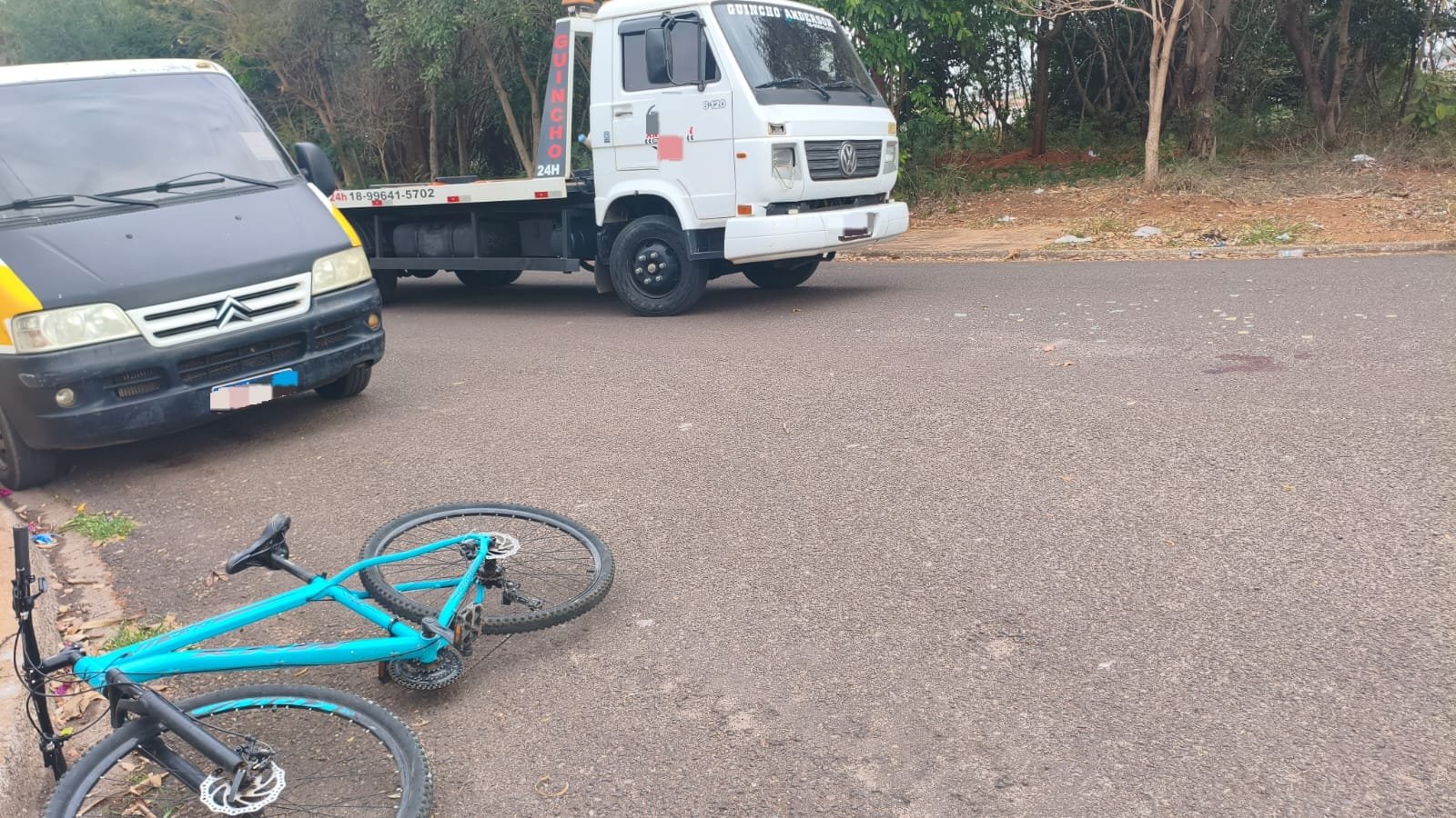 Ciclista de 19 anos fica ferido ao bater de frente com caminhão no Portal da Pérola 2, em Birigui