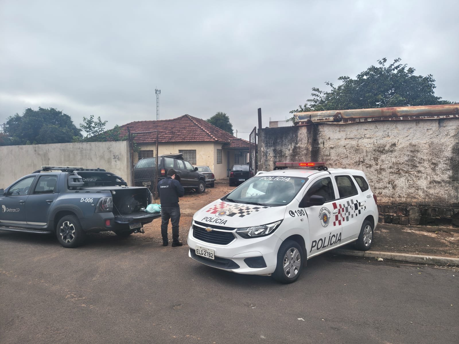 PM e Detran reforçam interdição de suposto desmanche no Cidade Jardim, em Birigui