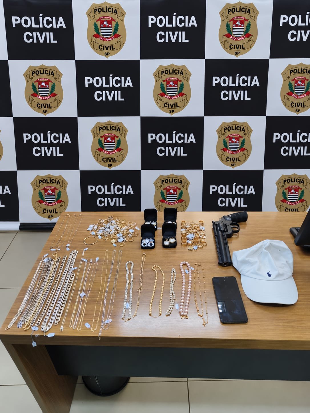 Operação prende suspeito de roubo a joalheria e apreende carro de luxo em Araçatuba