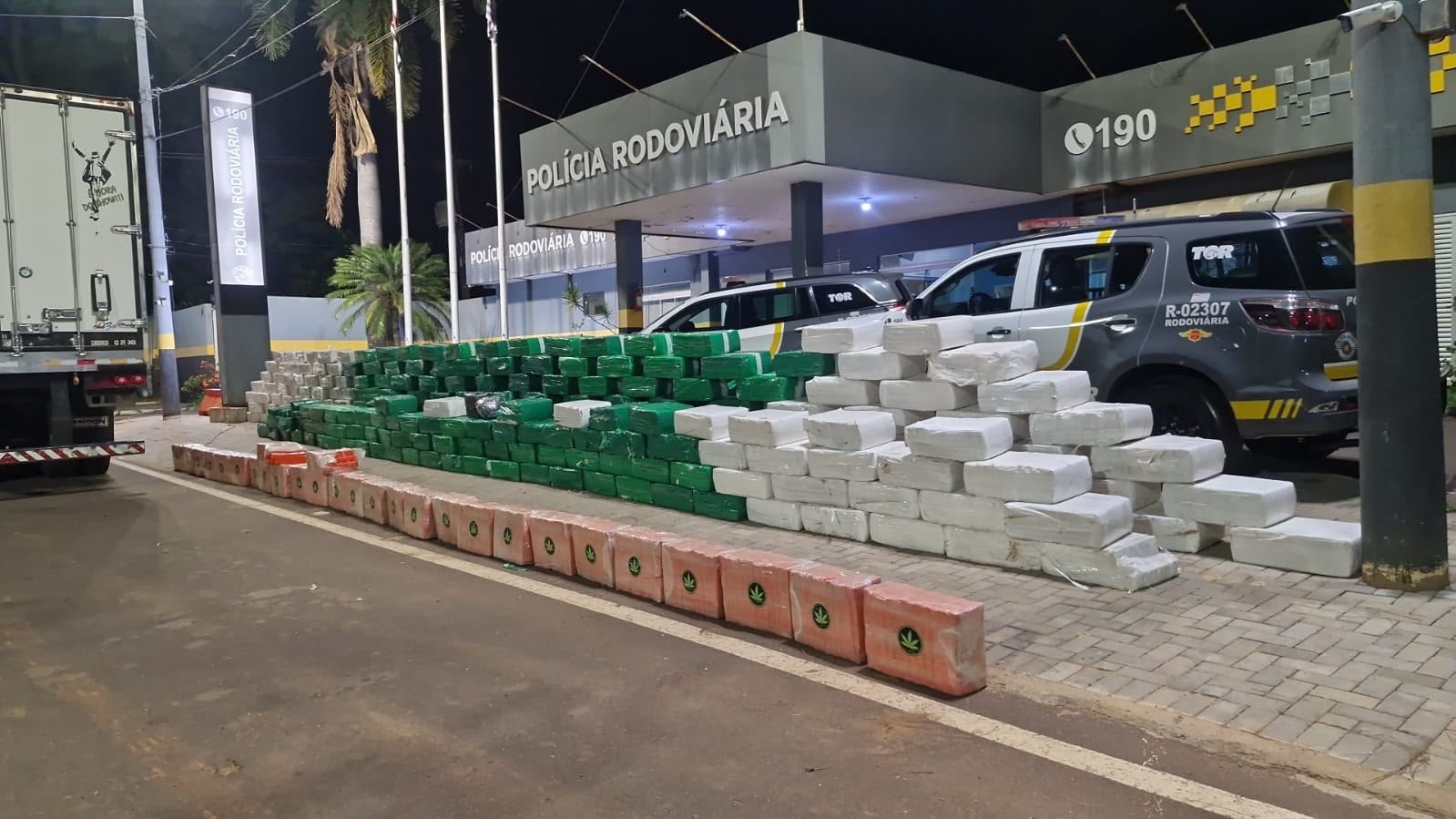 Polícia apreende 7,2 toneladas de maconha em carga de linguiça na SP-425