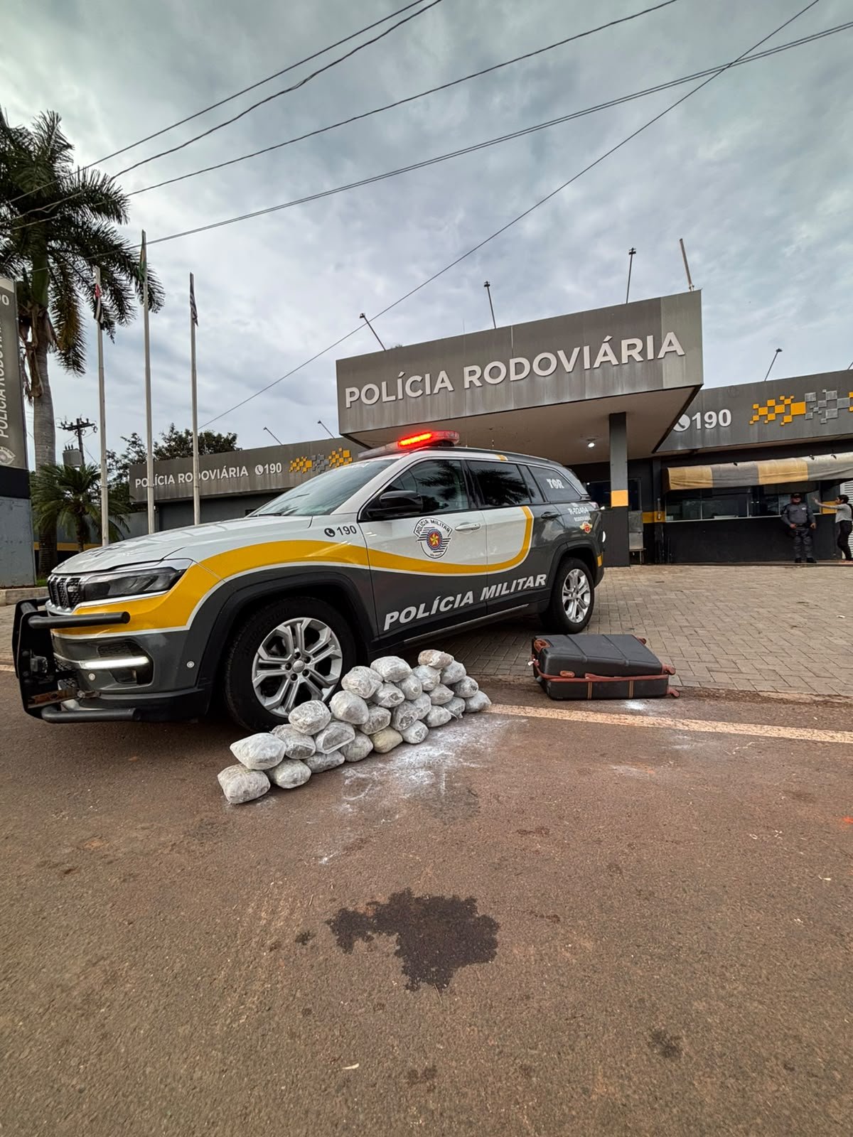PM Rodoviária apreende skunk e prende foragida em ônibus na Marechal Rondon, em Araçatuba