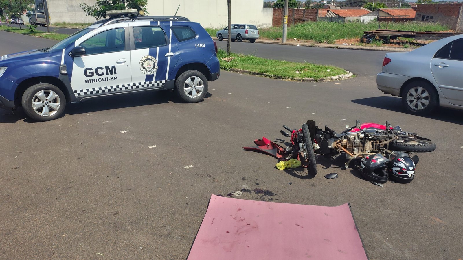 Motorista foge após bater em moto e deixar duas mulheres feridas em Birigui