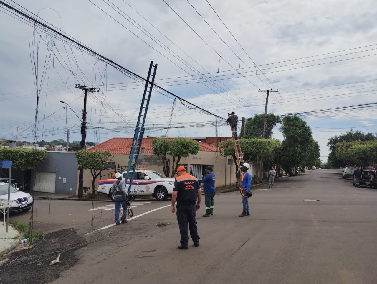 Operação Fio Solto retira cabos abandonados no bairro LaLuce, em Birigui