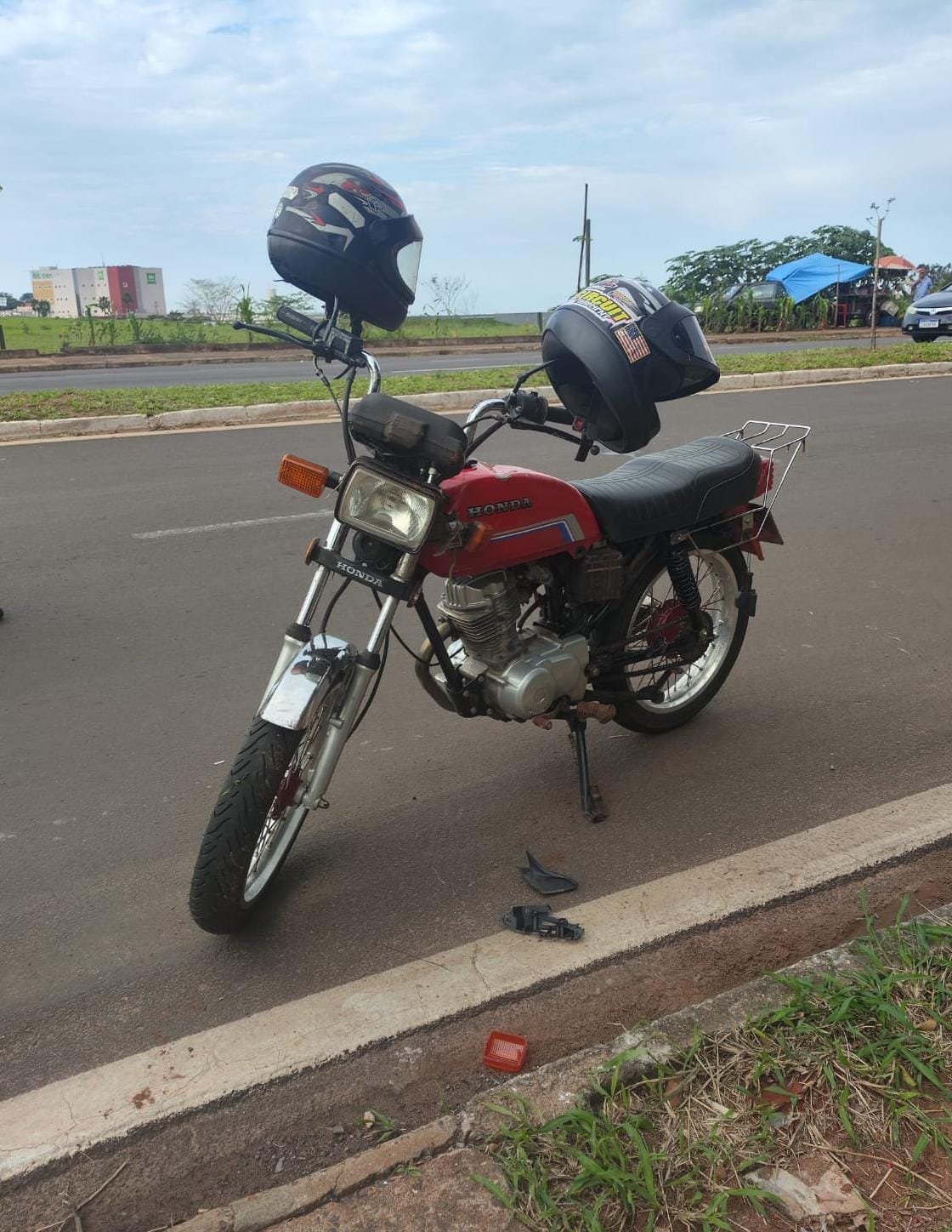 Motociclista foge de abordagem com adolescente na garupa e os dois caem em Birigui