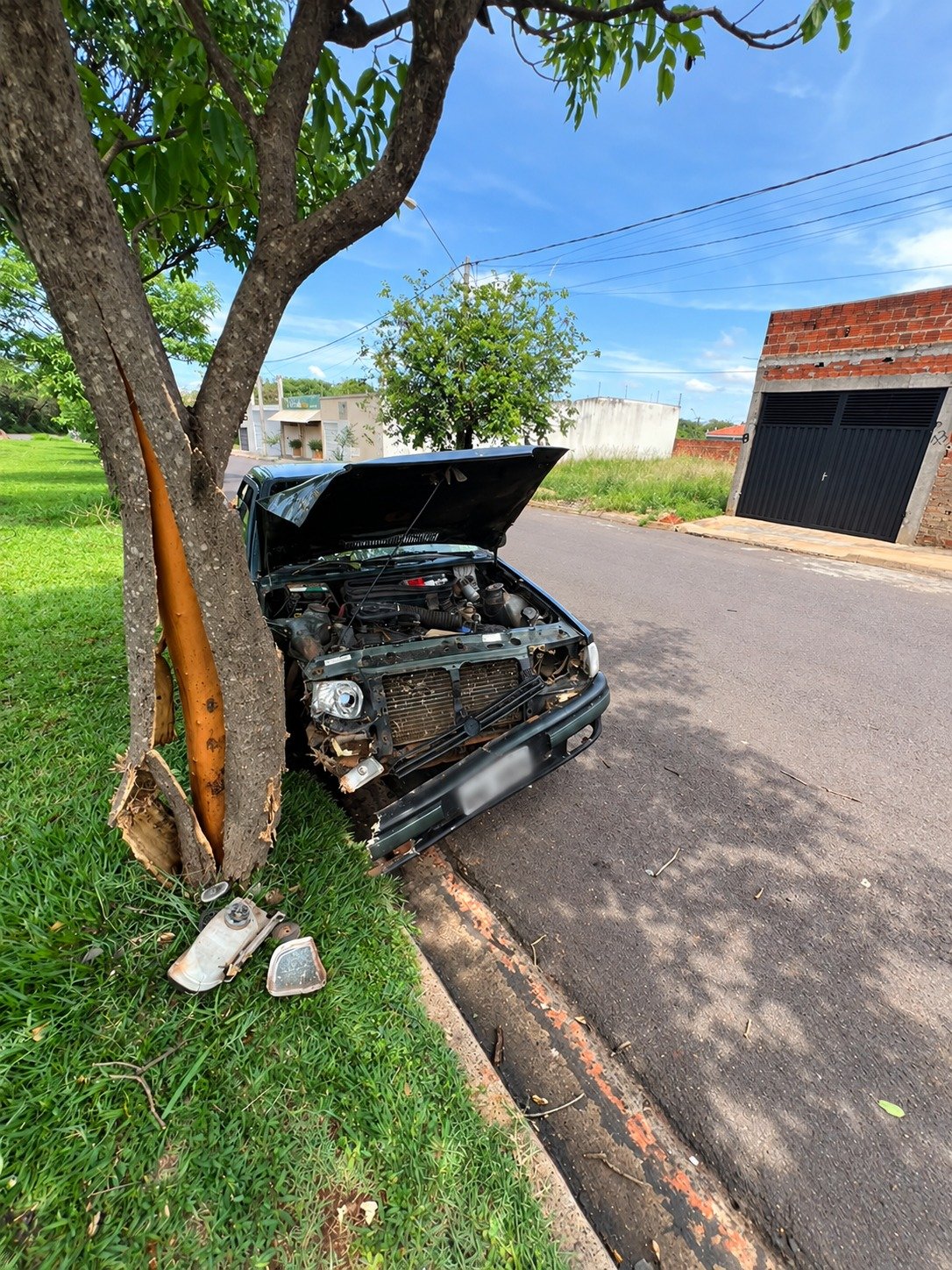 Mãe e dois filhos ficam feridos após carro bater em árvore no Residencial Moimas, em Birigui