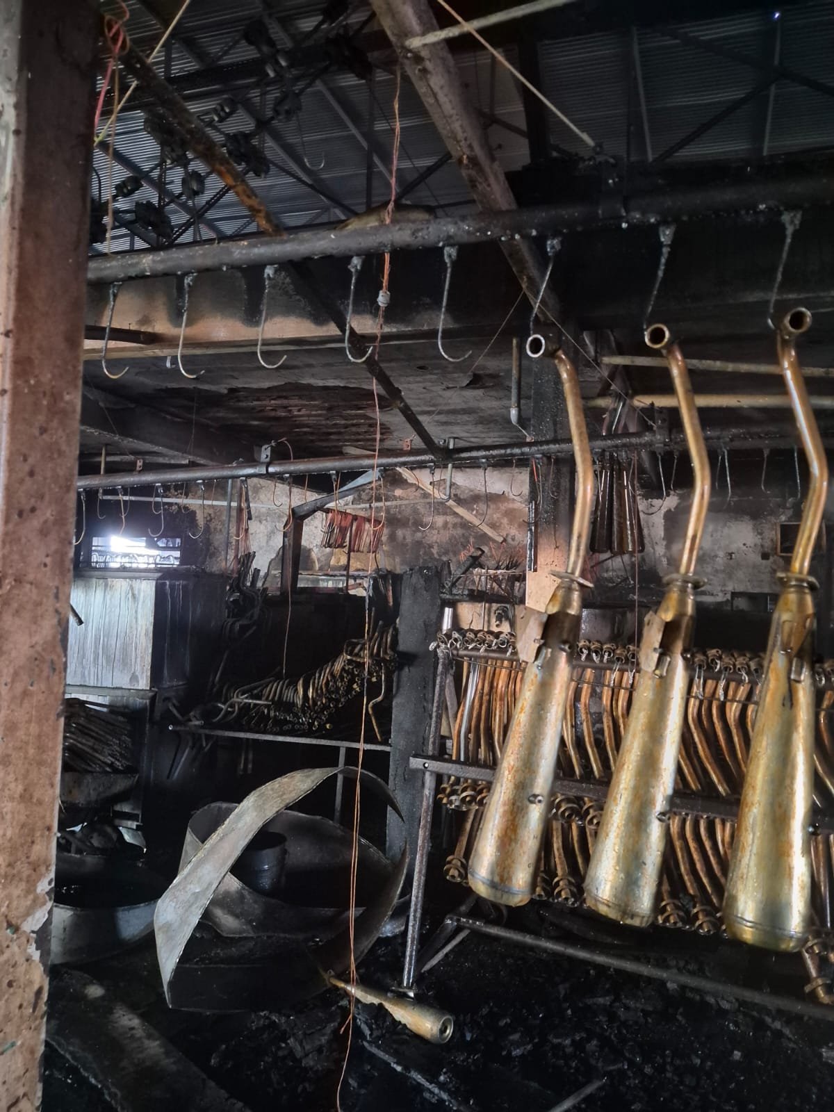 Incêndio atinge barracão de fábrica de escapamentos às margens da Marechal Rondon, em Birigui