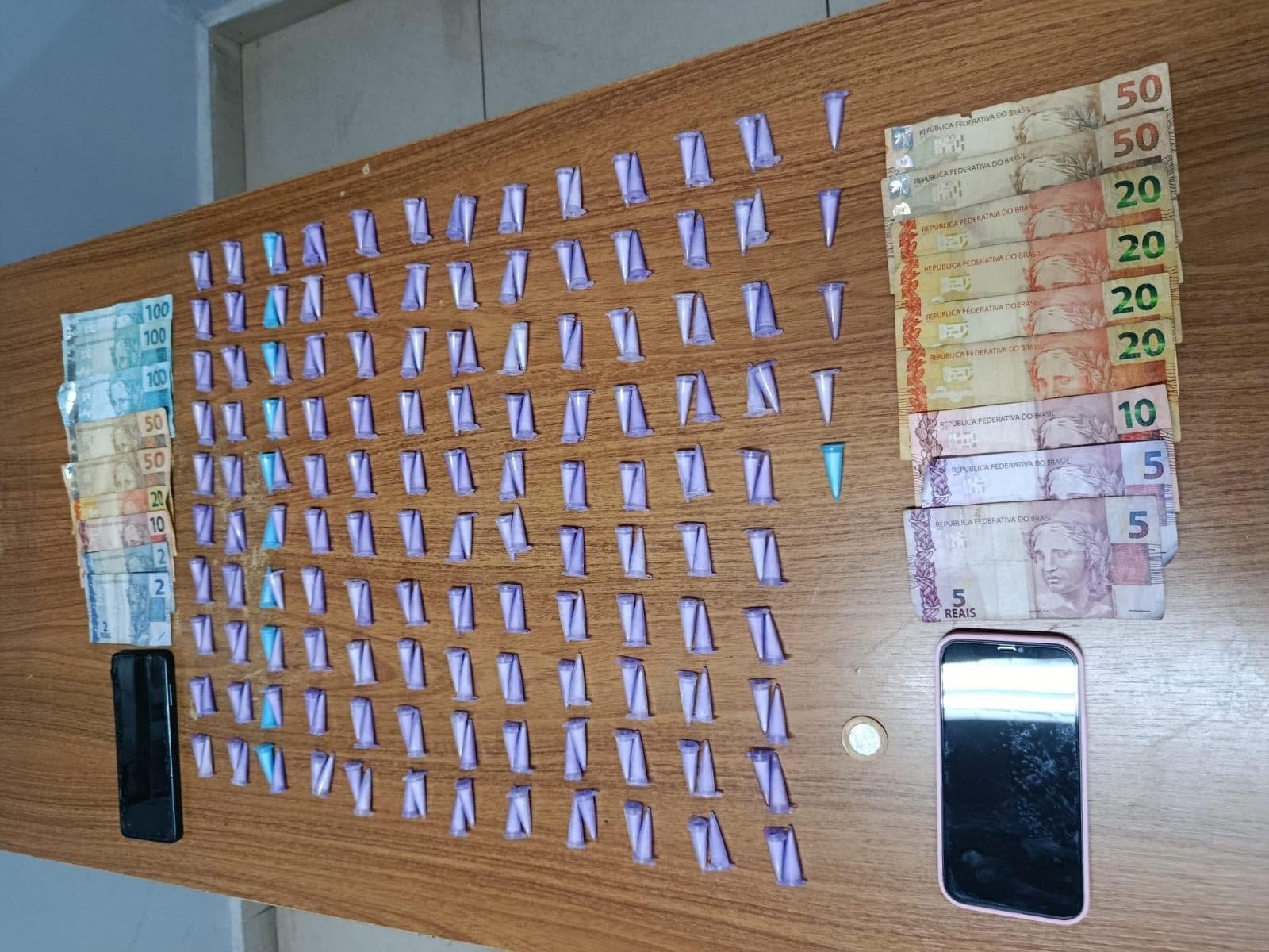 Jovem é presa e adolescente apreendida com cocaína no bairro São José, em Araçatuba