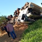 Carreta tomba em rotatória de Bilac no entroncamento das rodovias SP-461 e SP-463