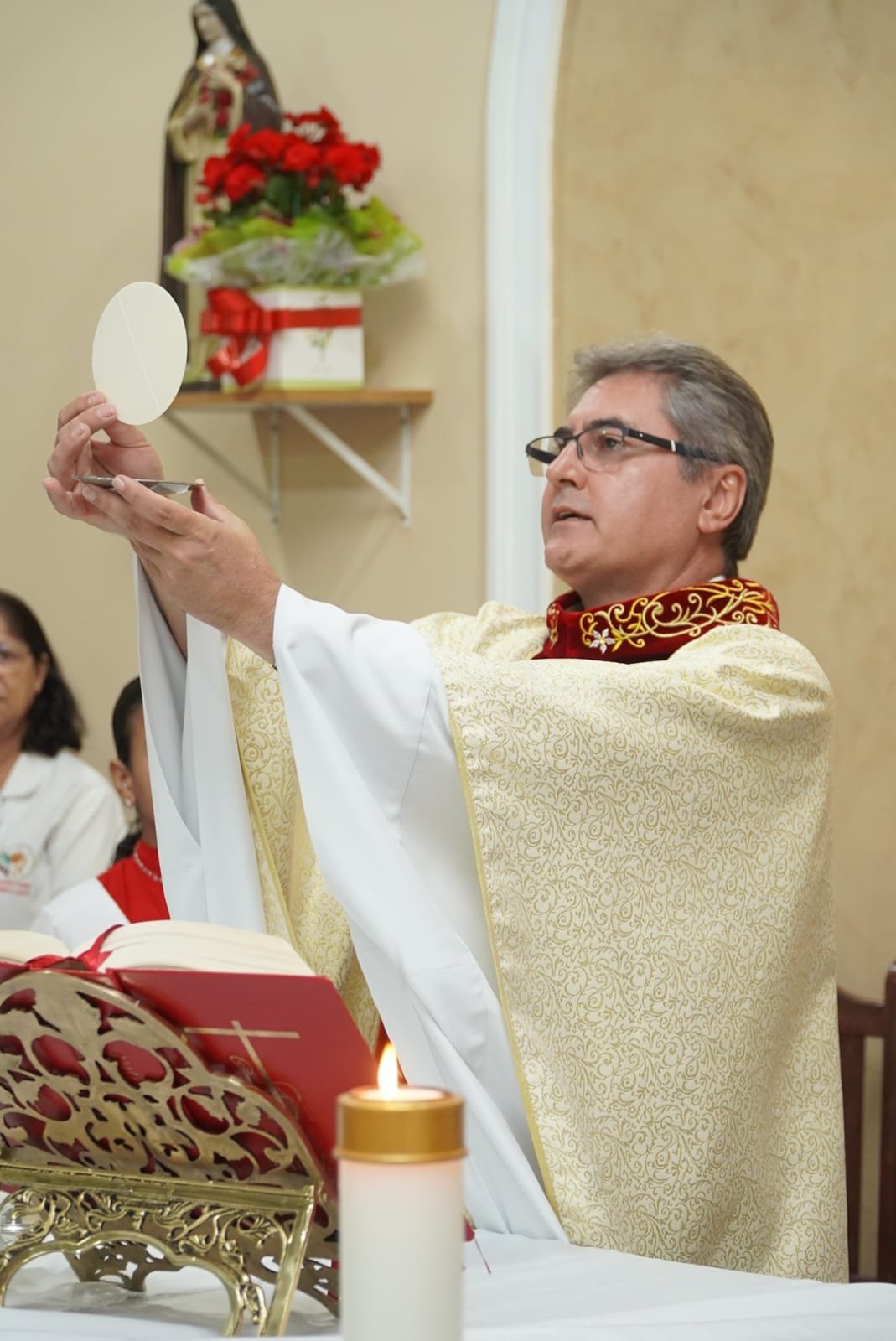 Reitor do UniSALESIANO preside missa do Tríduo de Santa Teresinha em Araçatuba