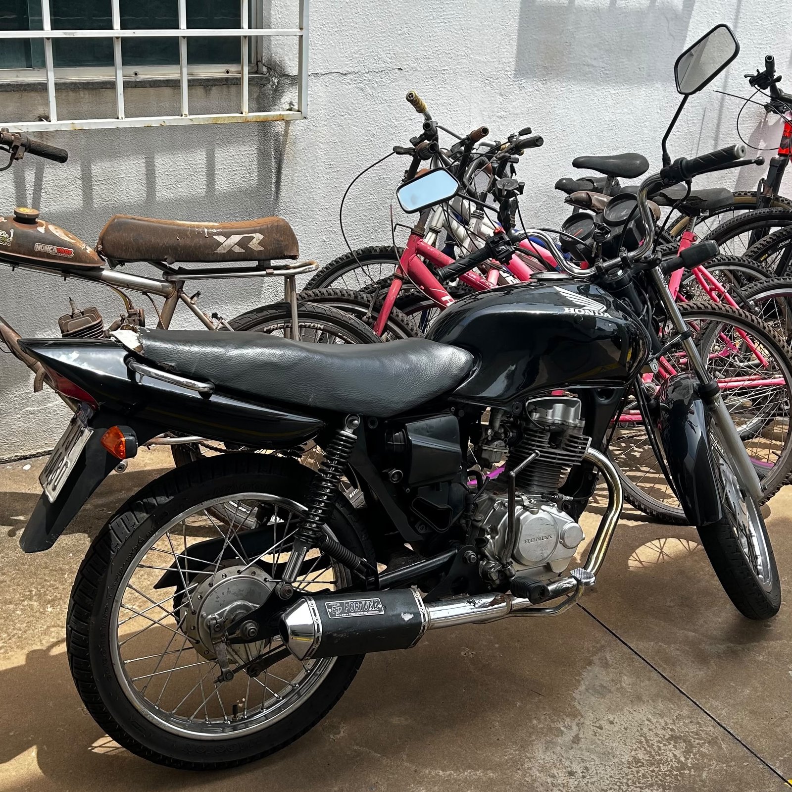 GCM flagra entregador empinando moto com placa de outro veículo em Birigui